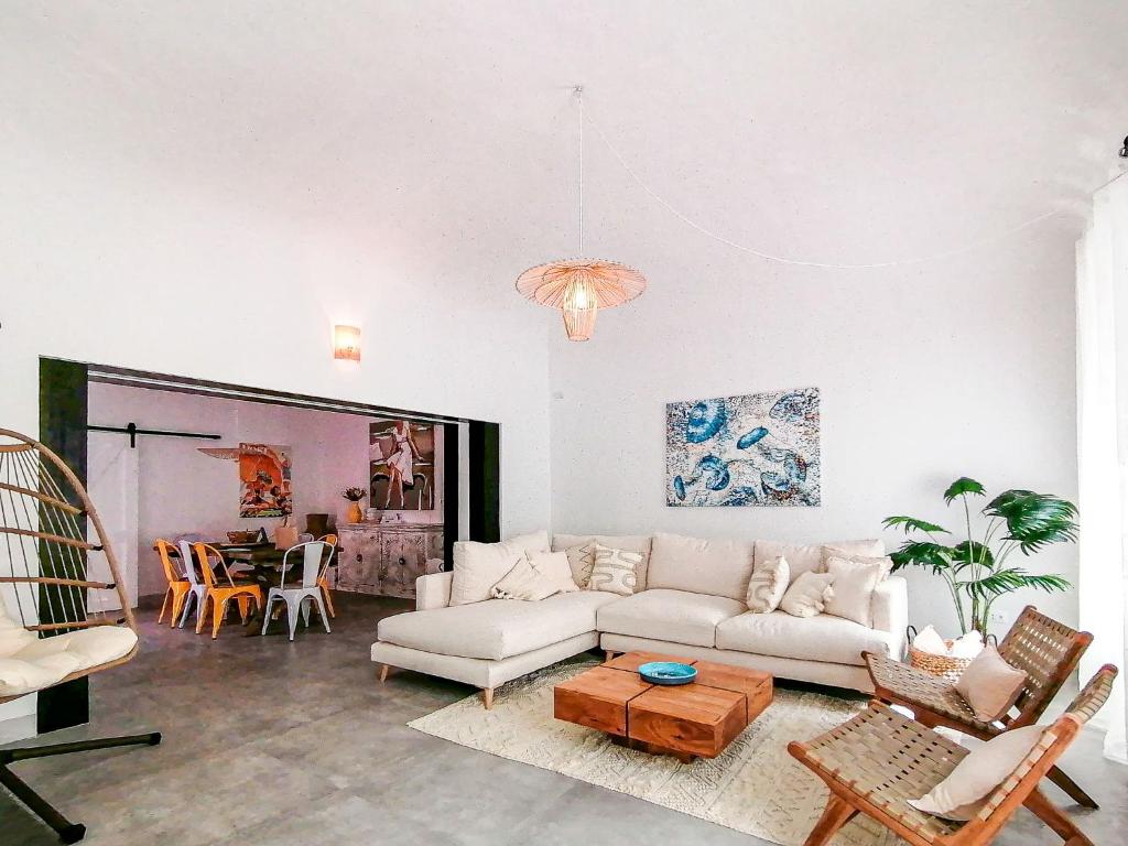 - un salon avec un canapé blanc et une table dans l'établissement Layla Luxury Home, à Santa Teresa Gallura