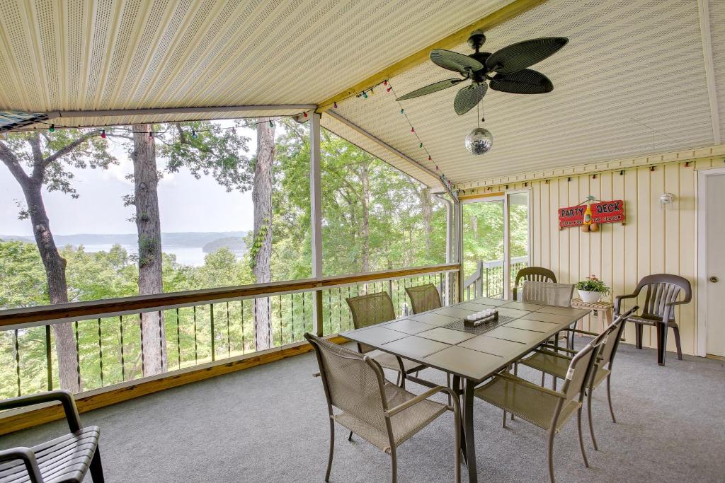 un porche cubierto con mesa y sillas en Bright Byrdstown Home with Views of Dale Hollow Lake, en Frogue