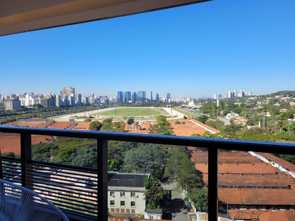 einen Balkon mit Stadtblick in der Unterkunft Jockey Club Residence in São Paulo