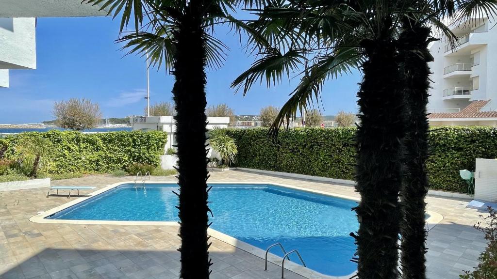 Bazén v ubytovaní Passeig Del Mar - apartamentos primera linea alebo v jeho blízkosti