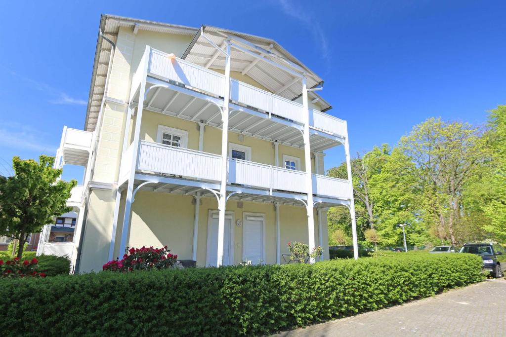ゲーレンにあるVilla Strandmuschel - FeWo 05の白いバルコニー付きの白いアパートメントです。