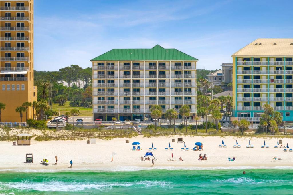 uma vista para uma praia com edifícios em Beach Tower Beachfront Hotel, a By The Sea Resort em Panama City Beach