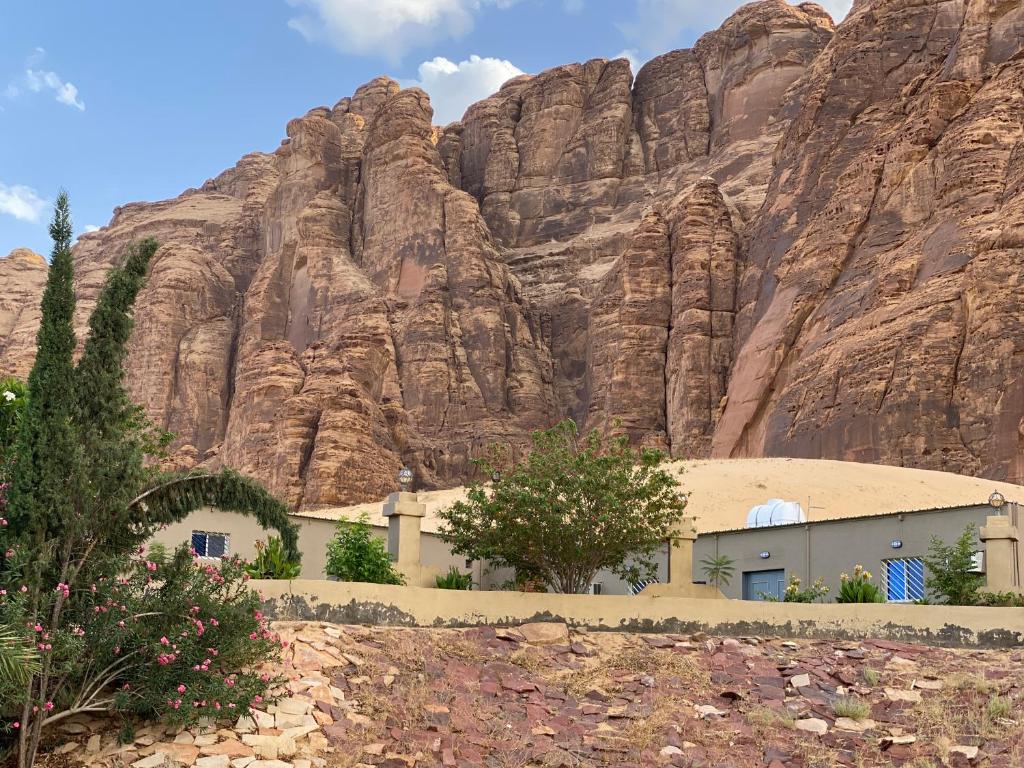 a building in front of a mountain at الجوهرة Diamond plus in Al-ʿUla