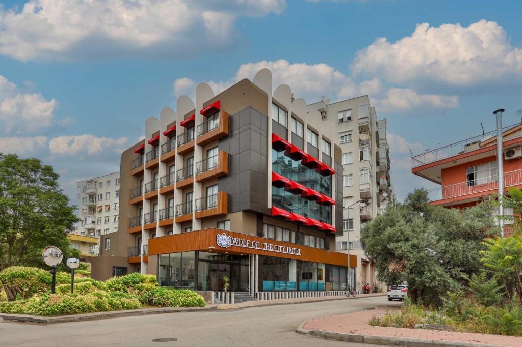 een gebouw met rode balkons in een stadsstraat bij Wolf Of The City Hotel & Spa in Antalya