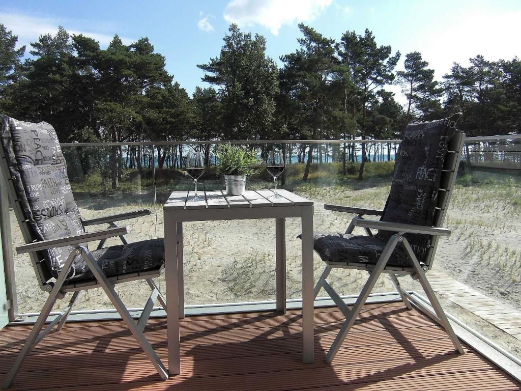 2 Stühle und ein Tisch auf einer Veranda in der Unterkunft Haus Aurum - Appartment Prora Nova in Binz