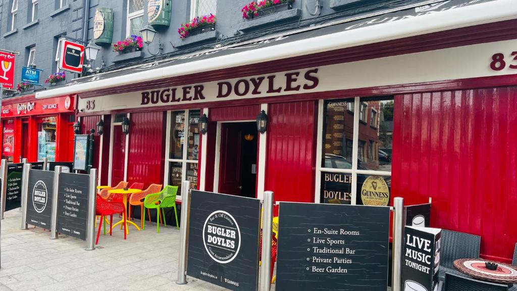 un restaurant de buiger colombes dans une rue de la ville dans l'établissement Bugler Doyles Bar & Townhouse, à Wexford
