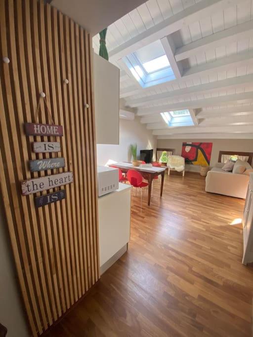 een grote kamer met een woonkamer met een kamer bij Mini Loft Castello in Thiene
