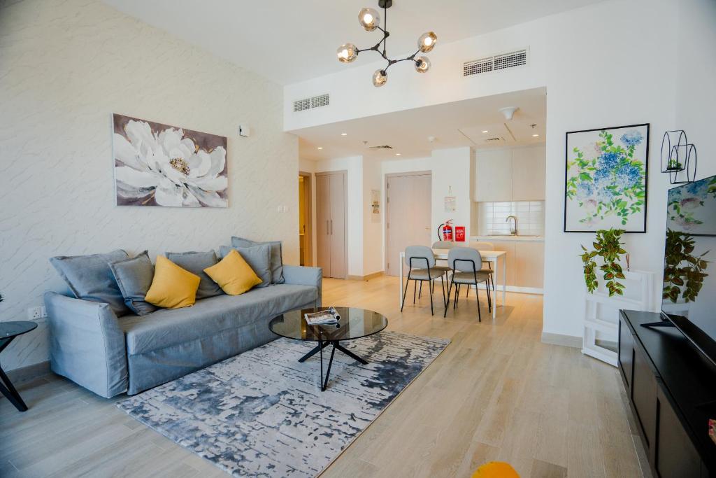 Nasma Luxury Stays – Waterfront Retreat With Balcony Near Theme Park