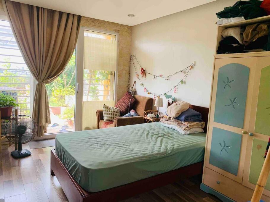 Tempat tidur dalam kamar di Căn hộ với ban công rộng gần hồ