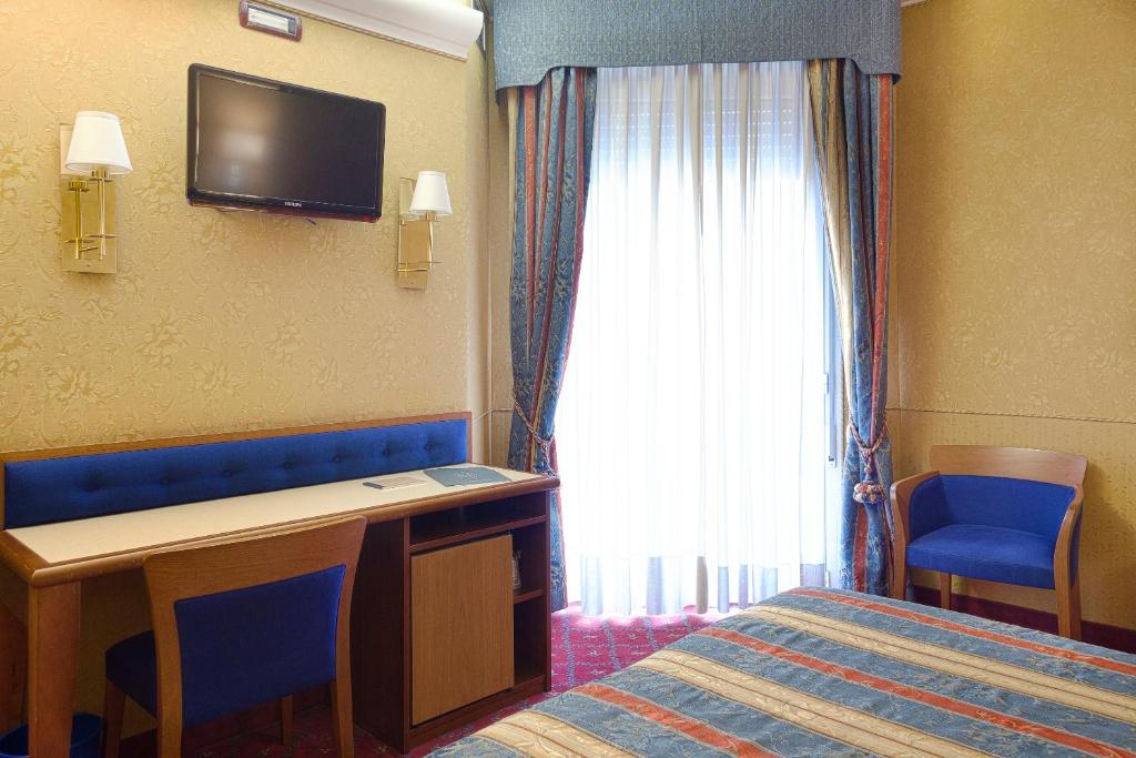 TV a/nebo společenská místnost v ubytování Hotel Des Etrangers