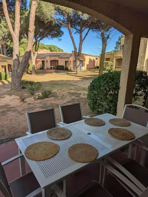 T3 clim piscine chauffée proche de la plage parking dans village vacances