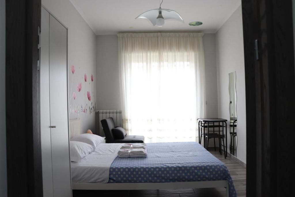 una camera da letto con un letto e una grande finestra di B&B Francesco Fly a Napoli