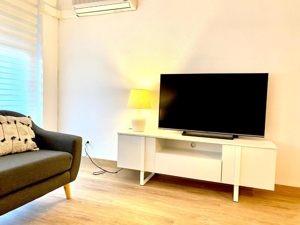 TV a/nebo společenská místnost v ubytování Apartamento con 3 habitaciones, terraza y jardin comunitario con piscina en Sant Antoni de Calonge
