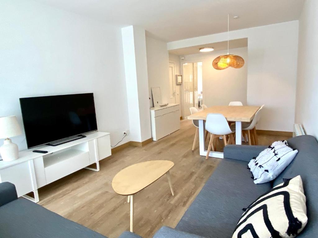 TV a/nebo společenská místnost v ubytování Apartamento con 3 habitaciones, terraza y jardin comunitario con piscina en Sant Antoni de Calonge