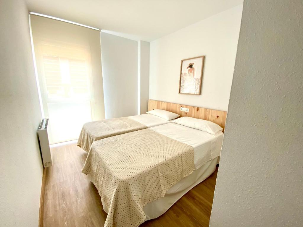 Postel nebo postele na pokoji v ubytování Apartamento con 3 habitaciones, terraza y jardin comunitario con piscina en Sant Antoni de Calonge