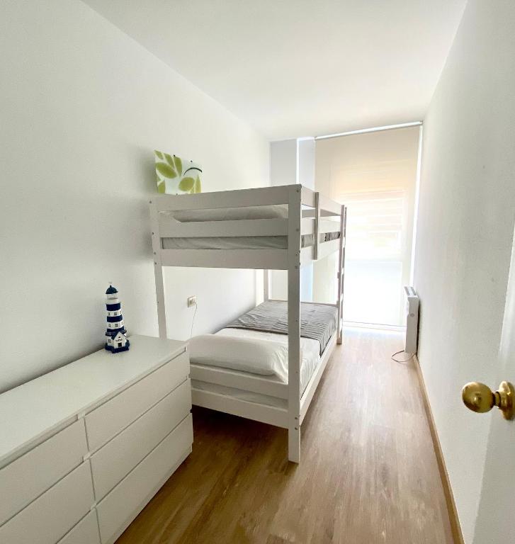 Postel nebo postele na pokoji v ubytování Apartamento con 3 habitaciones, terraza y jardin comunitario con piscina en Sant Antoni de Calonge