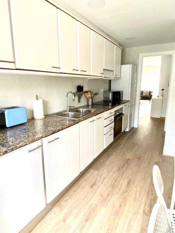 Kuchyň nebo kuchyňský kout v ubytování Apartamento con 3 habitaciones, terraza y jardin comunitario con piscina en Sant Antoni de Calonge