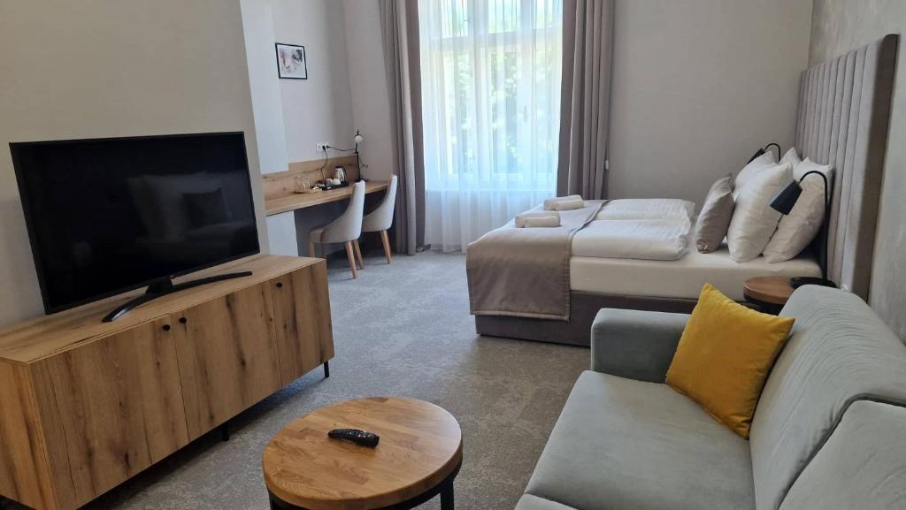 A television and/or entertainment centre at Boutique Hotel Siglisberg