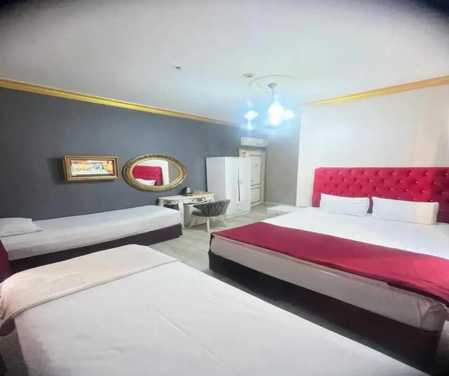 イスタンブールにあるOld City Family Hotelのベッドルーム1室(ベッド2台、赤いヘッドボード付)