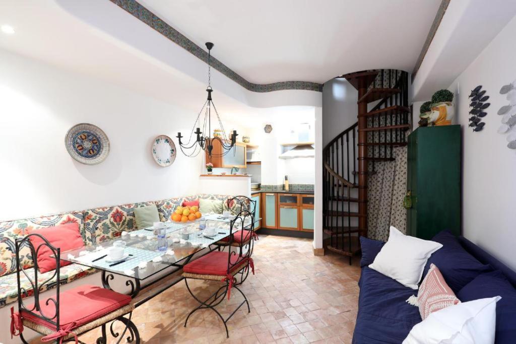 een woonkamer met een bank en een tafel bij Sikelia Apartment Taormina in Taormina