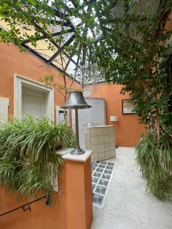 a courtyard with plants and a lamp in a building at Casa San Domenico in Mantova