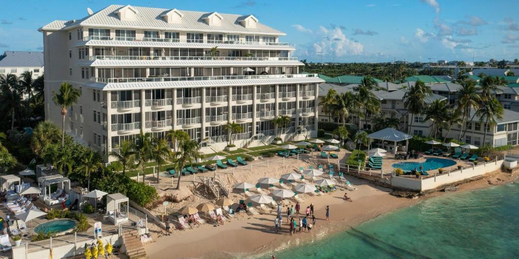una vista aérea del complejo, con una playa y edificios en South Bay Beach Club - Three Bedroom Beachfront Condos by Grand Cayman Villas & Condos, en West Bay