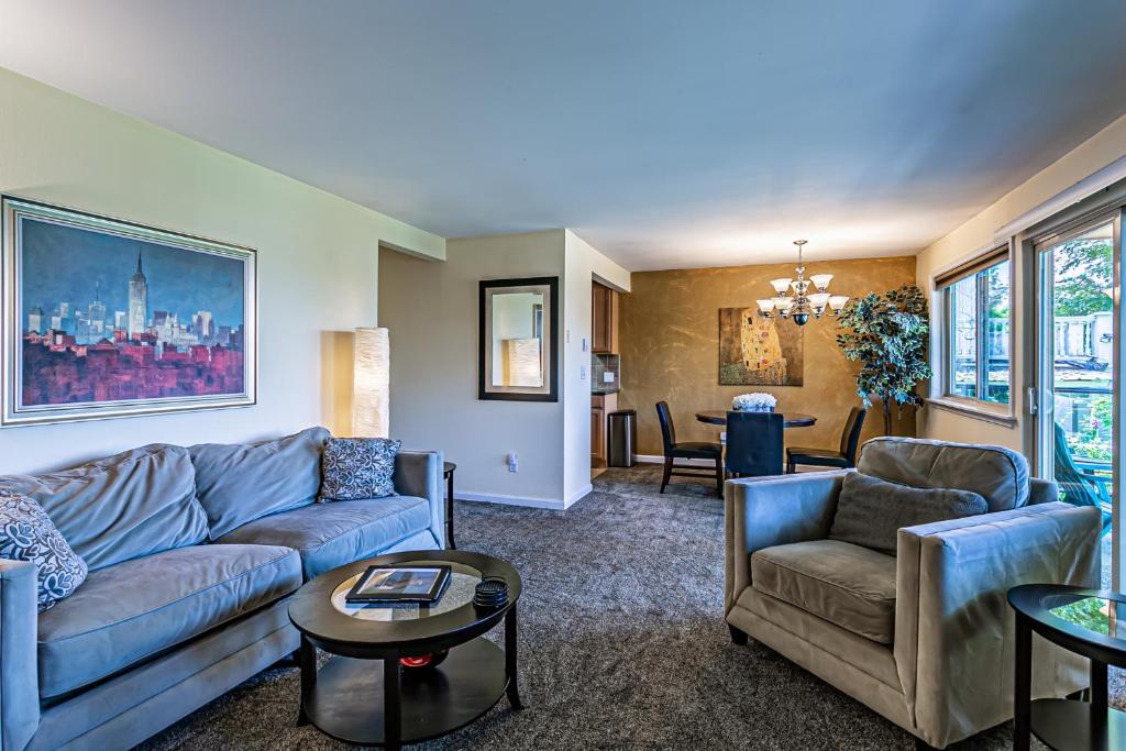 Χώρος καθιστικού στο the Veranda, Best Area, 2 Baths, 2 Bedrooms, WD, Jacuzzi bath, New Carpet, Balcony, 925sf