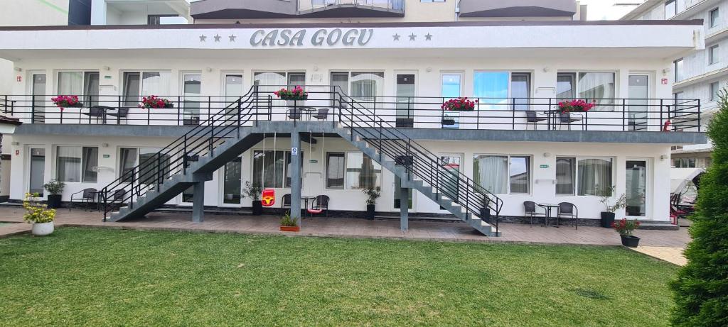 Un edificio con una escalera en frente. en Casa Gogu, en Mamaia Nord – Năvodari
