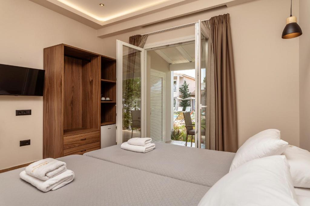Postel nebo postele na pokoji v ubytování Aeolos Boutique Hotel & Suites