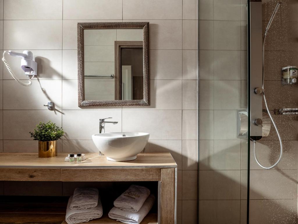 Koupelna v ubytování Aeolos Boutique Hotel & Suites