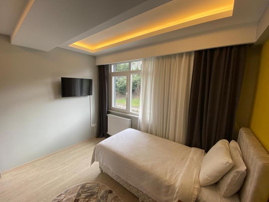 een hotelkamer met een bed en een raam bij ATLAS LIFE RESIDENCE in Istanbul