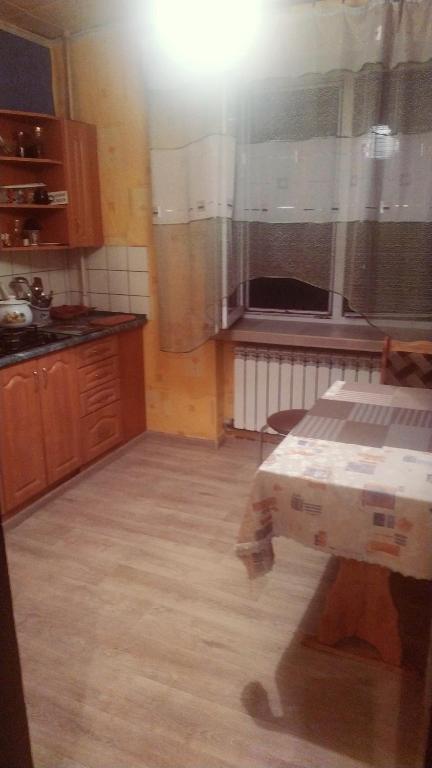 eine Küche mit einem Tisch in der Mitte eines Zimmers in der Unterkunft Apartment in Izyum Rizdvyana 9 in Izyum