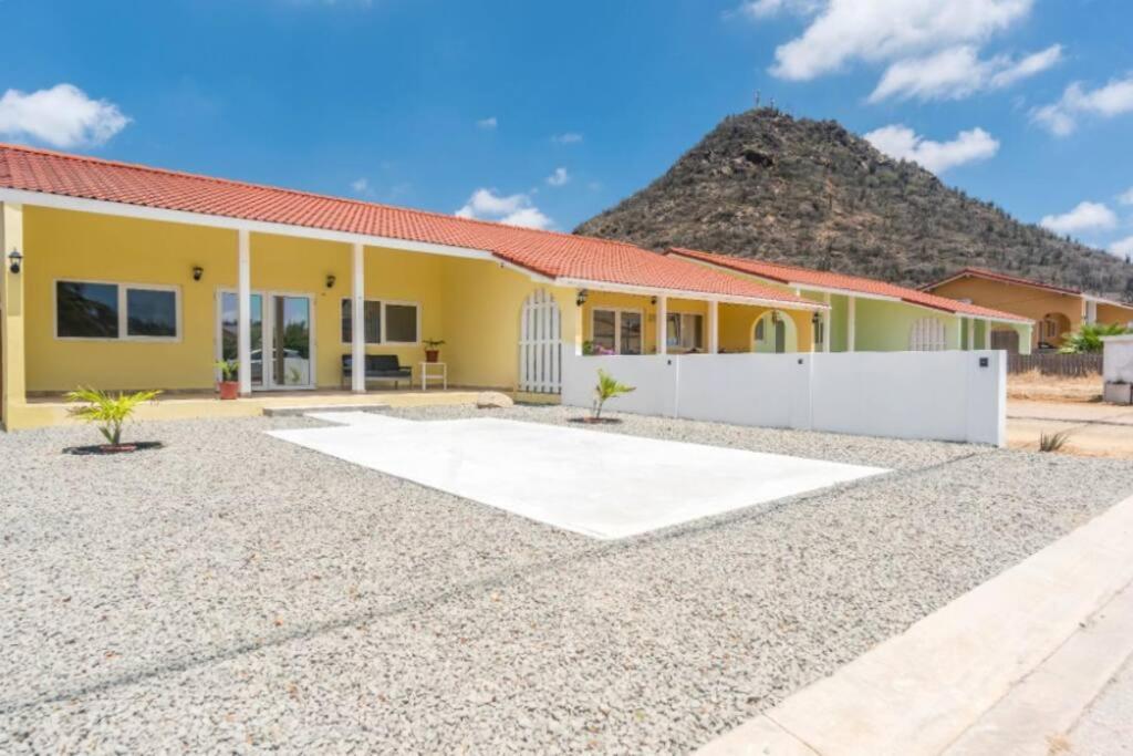 een geel huis met een berg op de achtergrond bij NEW ! Casa Orcuyo in Santa Cruz