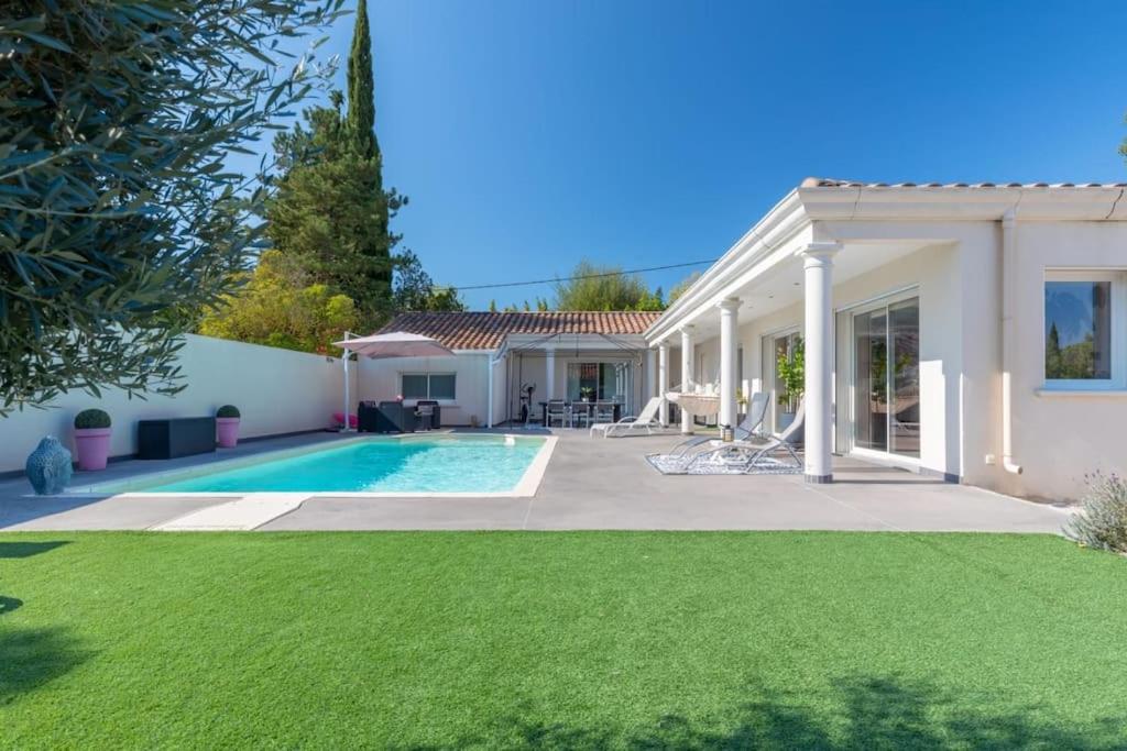 une maison avec une piscine et une cour dans l'établissement Villa de charme, à Cabriès