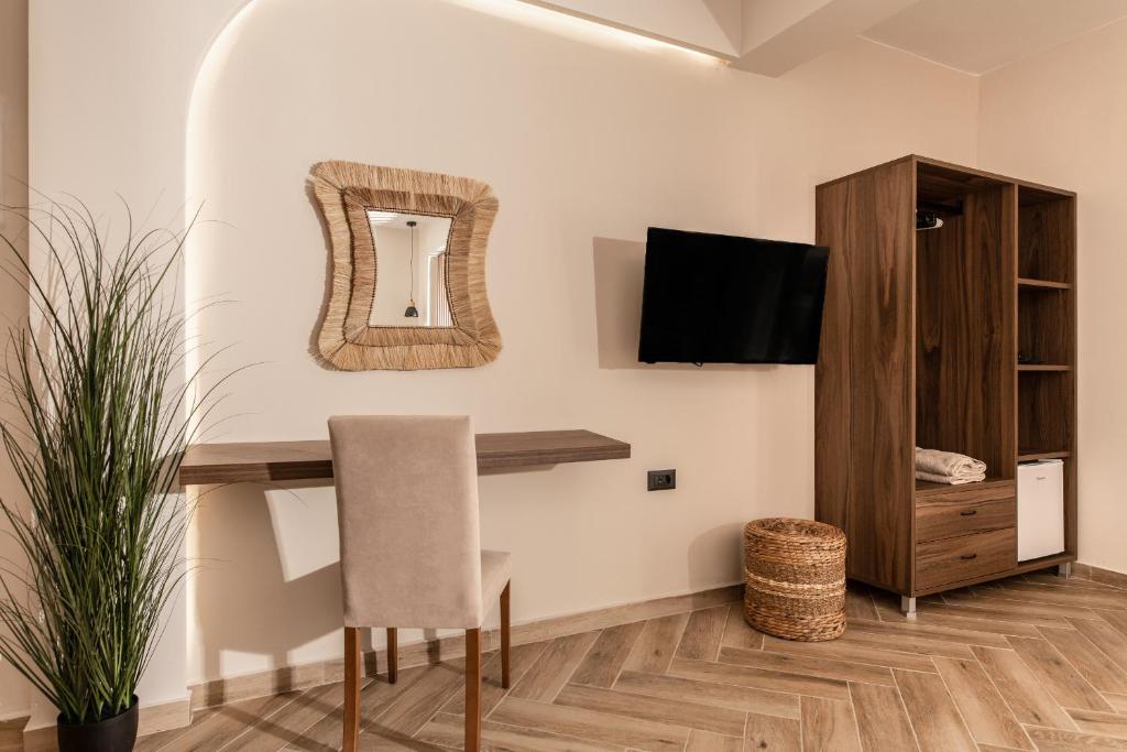 TV a/nebo společenská místnost v ubytování Aeolos Boutique Hotel & Suites