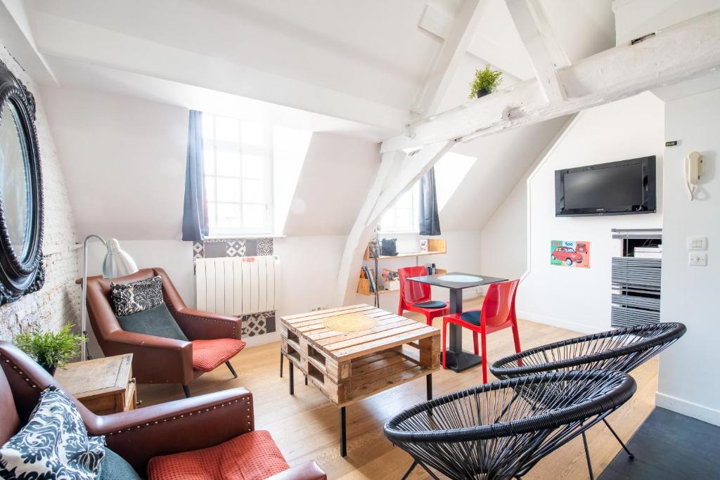 a living room with chairs and a table at SOUVENIRS VIEUX LILLE Apartment 2 Chambres 24H24H Access in Lille