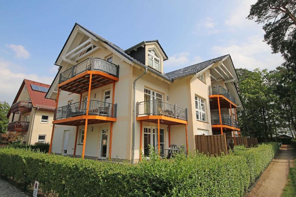 ein großes Haus mit Balkon seitlich in der Unterkunft Villa Bella Casa Wohnung 09 mit Südostbalkon in Baabe
