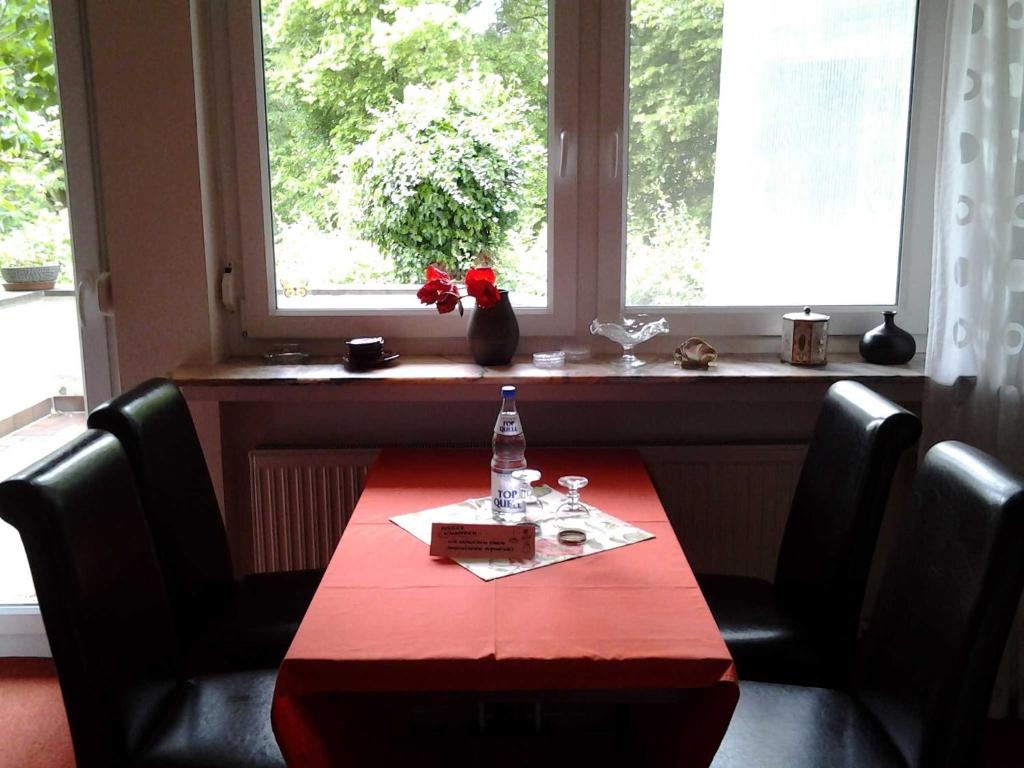 VielbrunnにあるFerienwohnung Talblickの赤いテーブルと椅子
