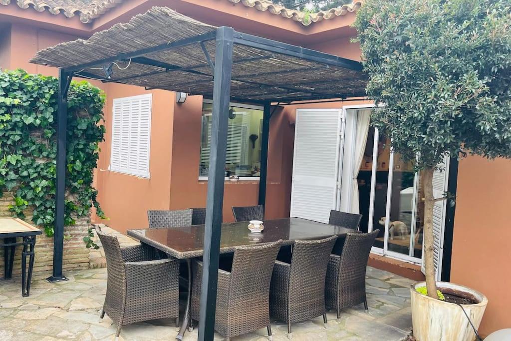 Zdjęcie z galerii obiektu Fantástica Villa-Guadacorte w mieście Los Barrios