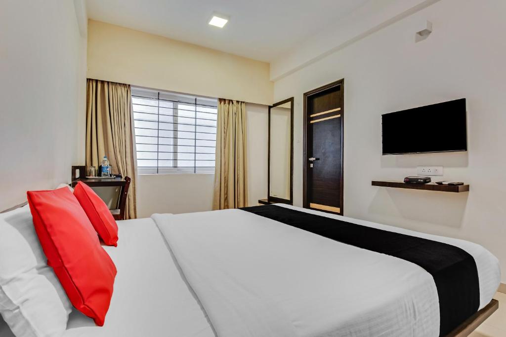 Cama o camas de una habitación en Collection O World Class Hotel Crescent Near Phoenix Marketcity