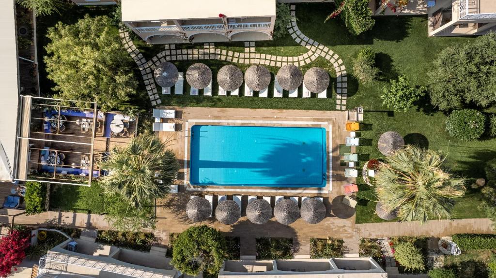 una vista aérea de una piscina en un complejo en Aeolos Boutique Hotel and Suites en Kalamaki