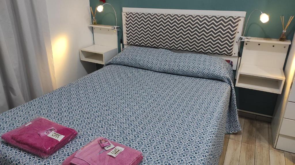 Un dormitorio con una cama con dos bolsas. en Ezeiza 1 Nuestro lugar a 15 minutos del aeropuerto opcional tranfer pet friendly en Ezeiza
