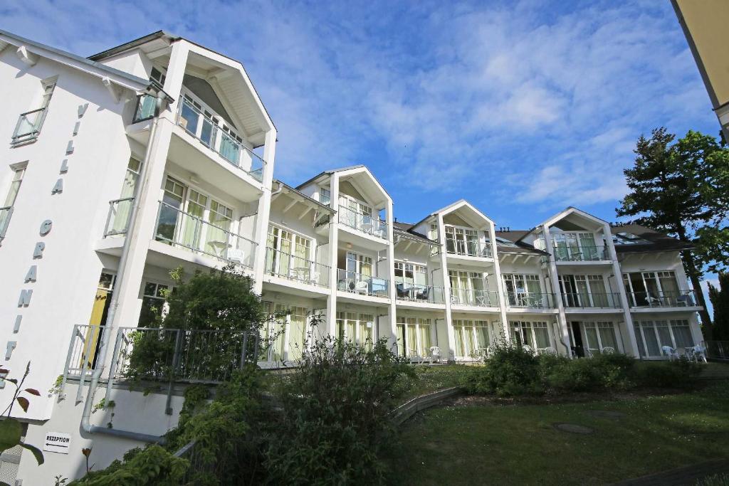 a large white building with a lot of windows at Villa Granitz - Ferienwohnung Ostseewind in Göhren