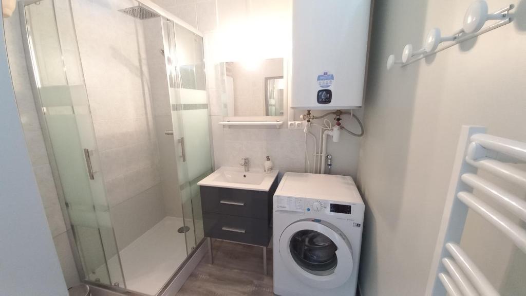 Koupelna v ubytování LES FLOTS BLEUS - Appartement 2 chambres vue mer