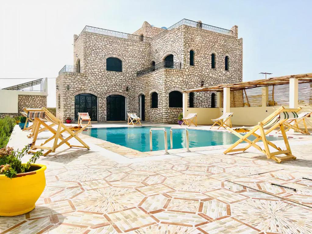 un patio con piscina frente a un edificio en Unique Villa Castle With Pool, en Essaouira