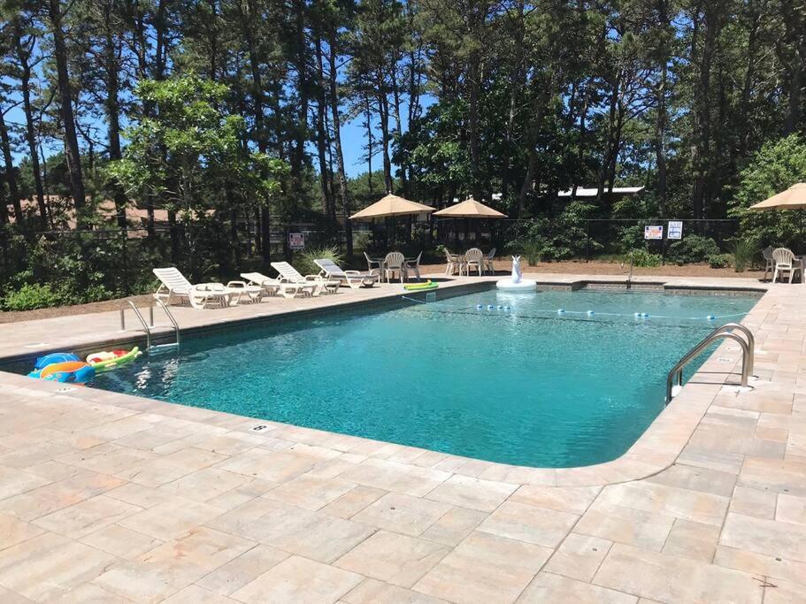 韋弗利的住宿－Cottage w Private Association Pool，一个带椅子的大型游泳池和一个游泳池