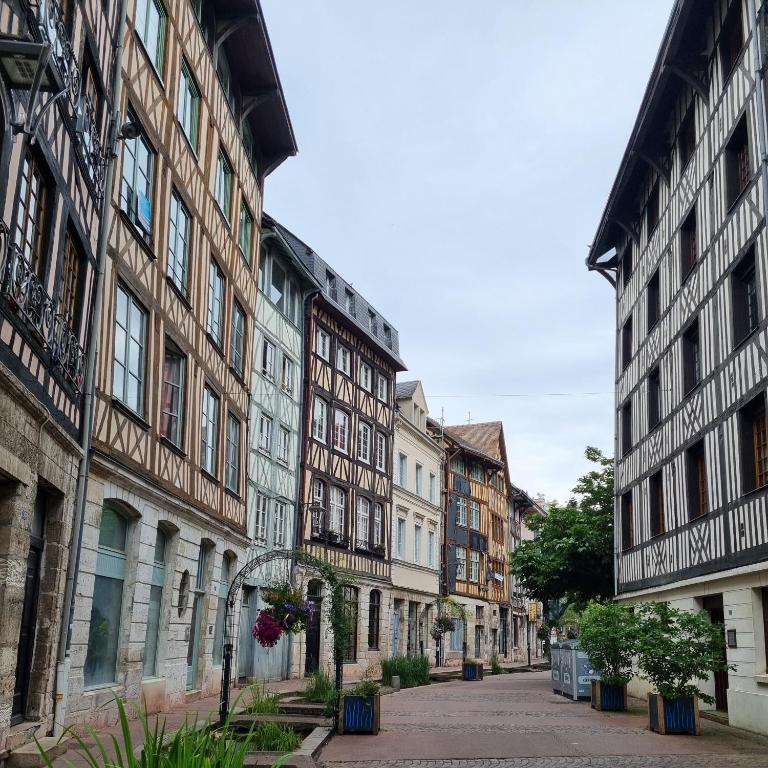 a row of buildings on a city street at Le Lovely cosy jacuzzi centre-ville wifi in Rouen