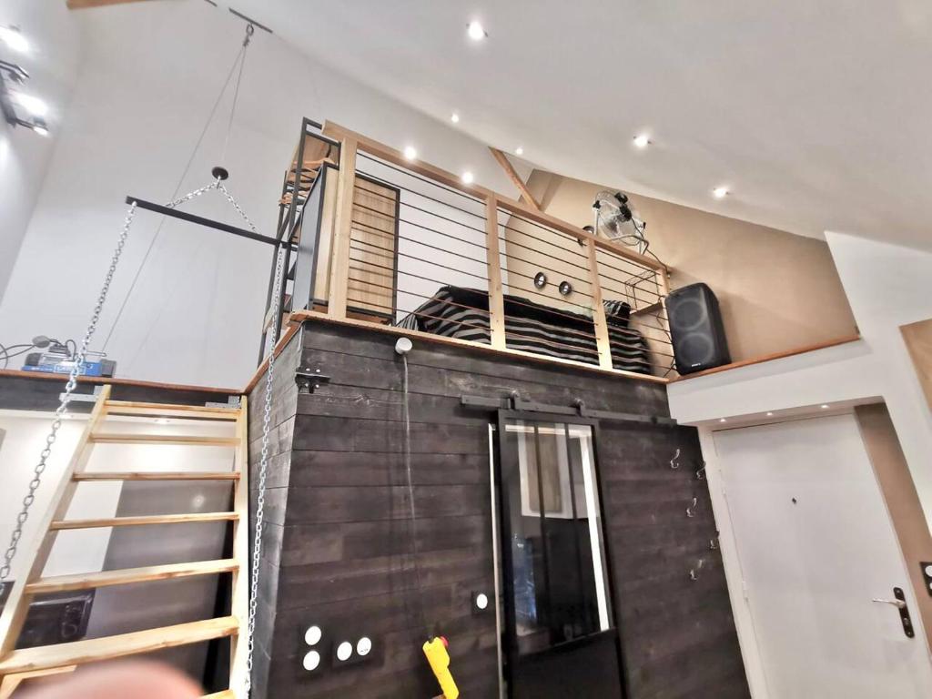 Cette chambre dispose d'une mezzanine et d'une échelle. dans l'établissement LE NID DE LA TOURELLE - Wifi - Hôpital - IUT, à Quimper