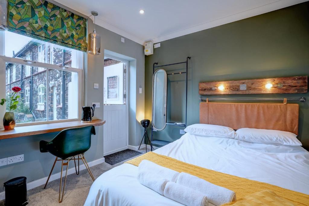 1 dormitorio con 1 cama, 1 silla y 1 ventana en The Old Laundry eco annex w free parking en Norwich