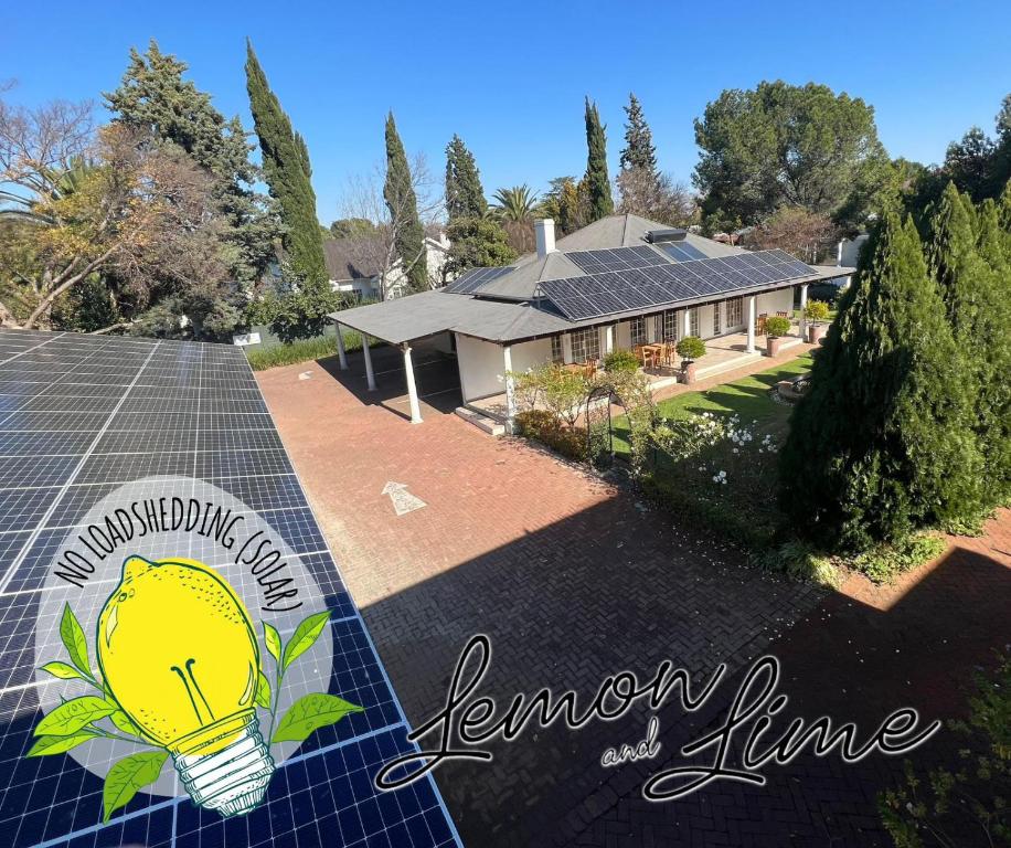 obraz domu z panelami słonecznymi na dachu w obiekcie Lemon & Lime Guesthouse w mieście Bloemfontein